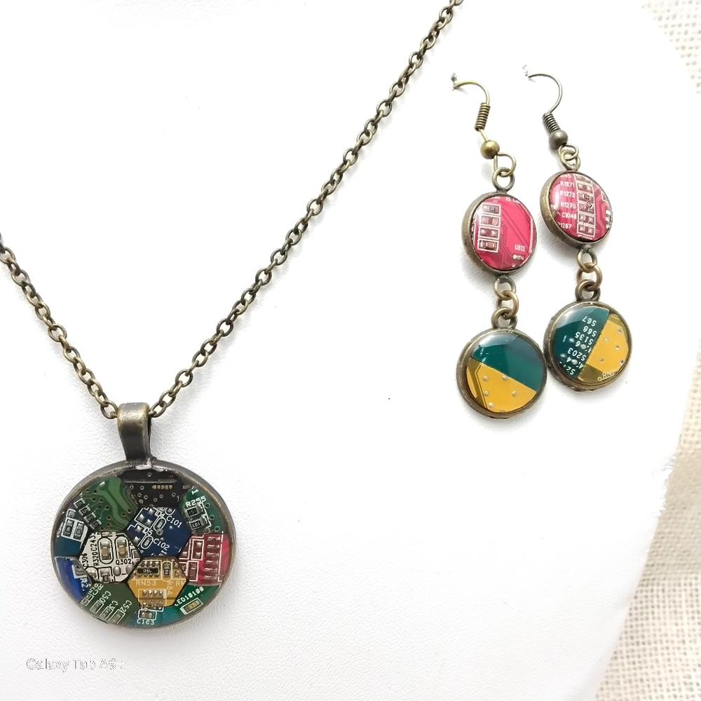 GEEK BLING - Hand crafted pendant & earing set jewelry